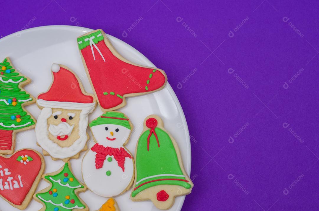 Grande fundo de natal, biscoitos de natal na chapa branca com fundo azul