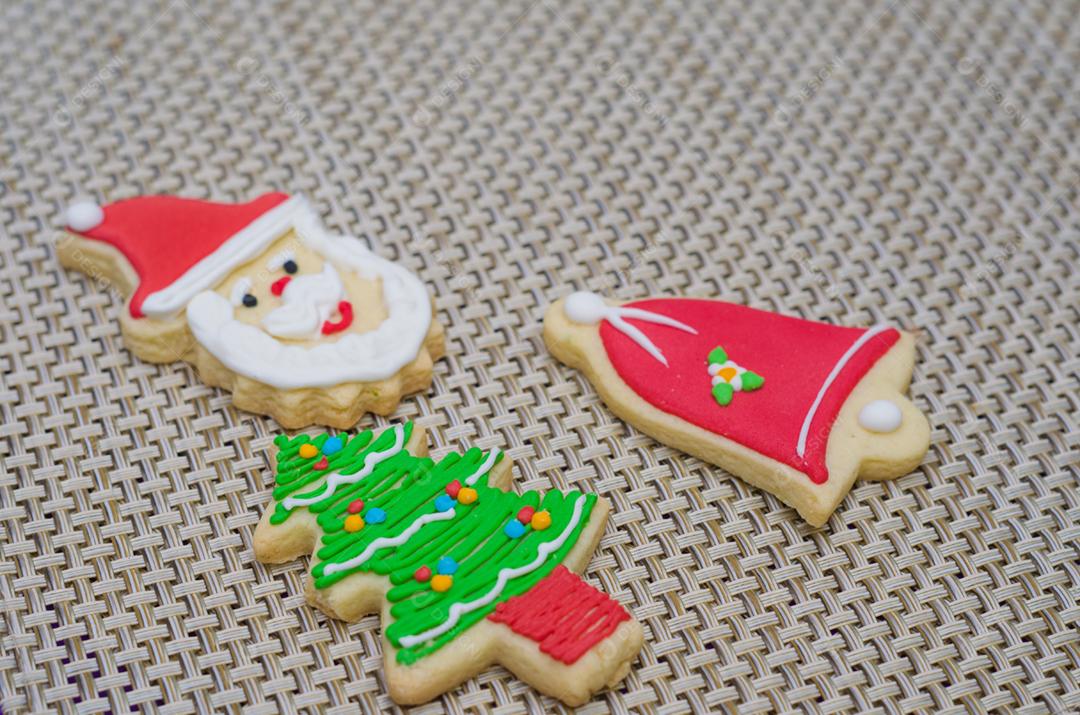 Grande fundo de férias, biscoitos de natal na mesa.