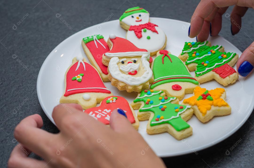 Grande fundo de natal, biscoitos de natal na chapa branca com fundo preto