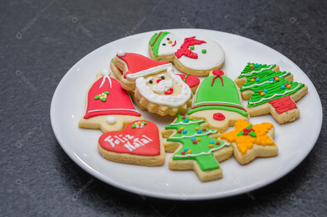 Grande fundo de natal, biscoitos de natal na chapa branca com fundo preto