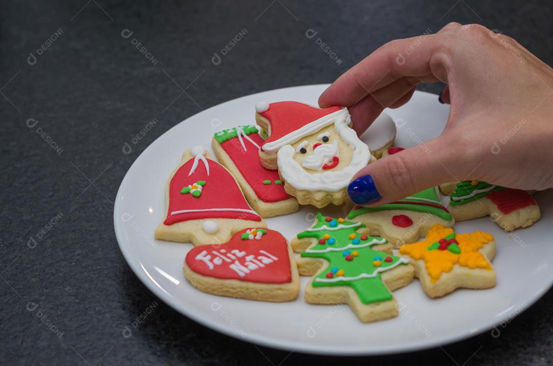 Grande fundo de natal, biscoitos de natal na chapa branca com fundo preto