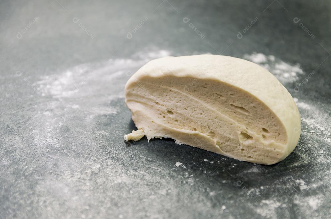 Preparação de massa de pizza, massa descansando.