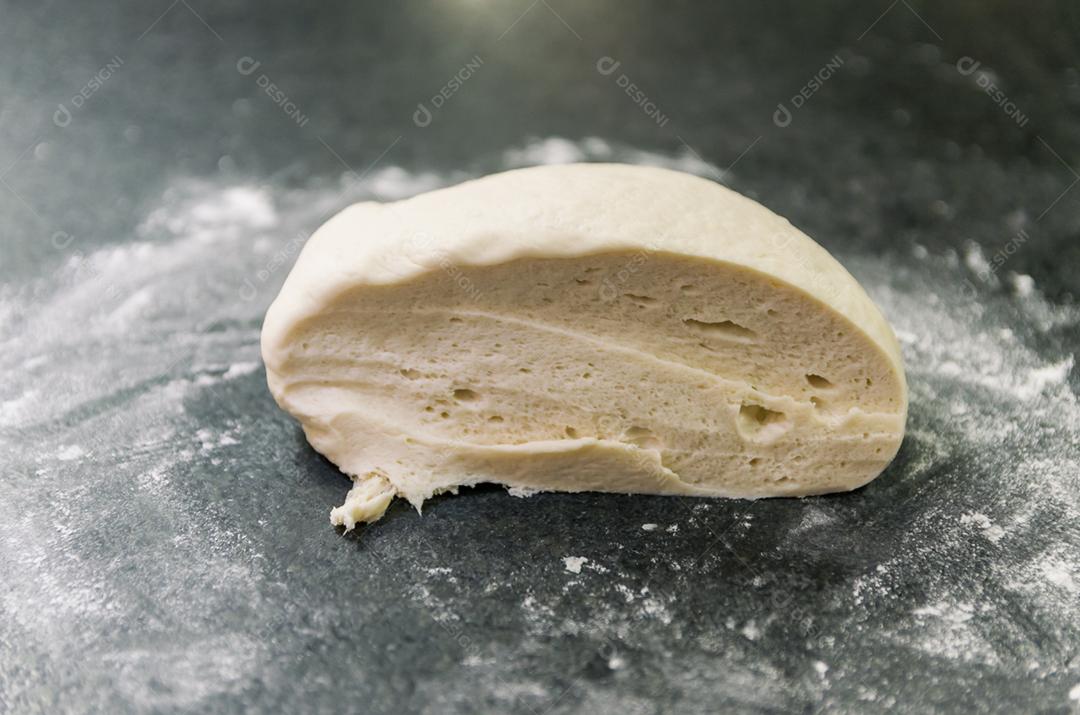 Preparação de massa de pizza, massa descansando.