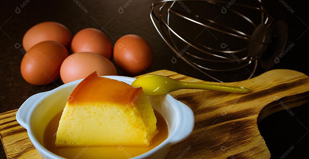 Delicioso pudim, sobremesa feita com ovos e leite, sobremesa tradicional brasileira, servida com calda