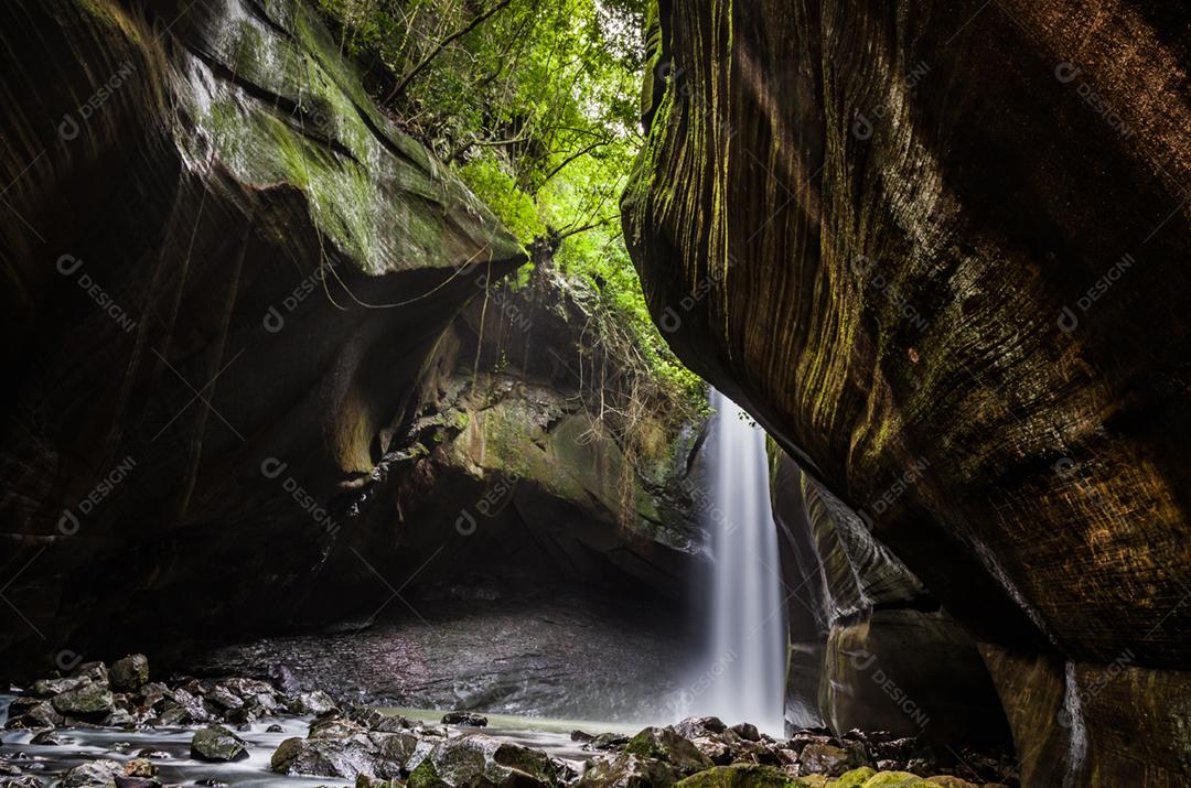 Linda cachoeira em fotografia de longa exposição, conhecida como a cachoeira das andorinhas