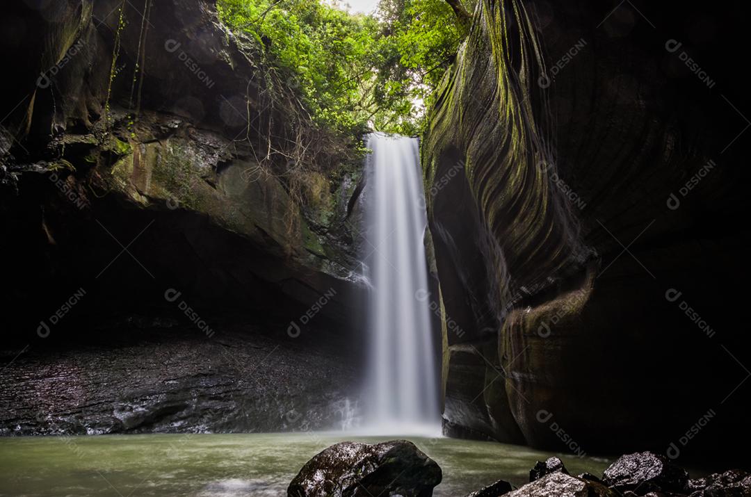 Linda cachoeira em fotografia de longa exposição, conhecida como a cachoeira das andorinhas