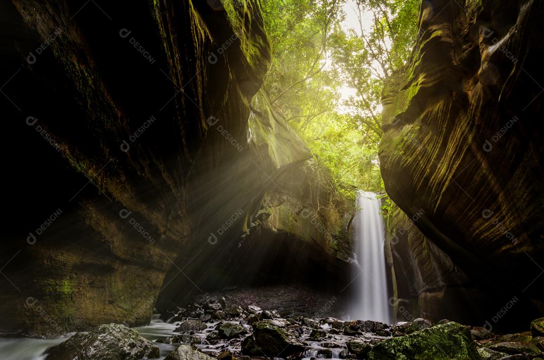 Linda cachoeira em fotografia de longa exposição, conhecida como a cachoeira das andorinhas