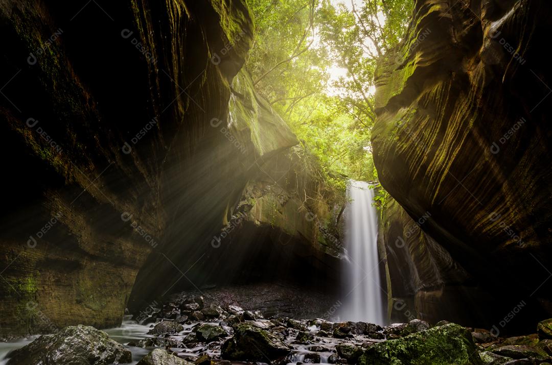 Linda cachoeira em fotografia de longa exposição, conhecida como a cachoeira das andorinhas