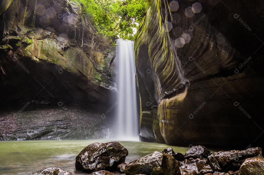 Linda cachoeira em fotografia de longa exposição, conhecida como a cachoeira das andorinhas