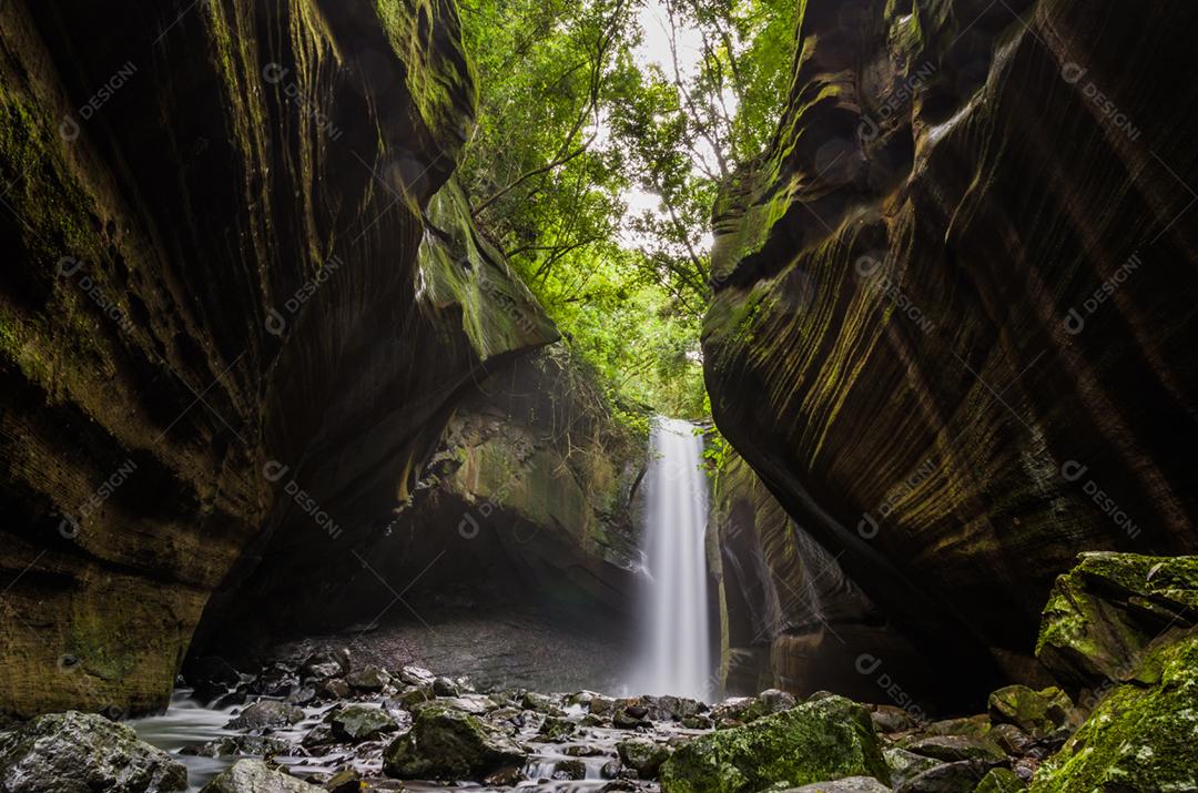 Linda cachoeira em fotografia de longa exposição, conhecida como a cachoeira das andorinhas