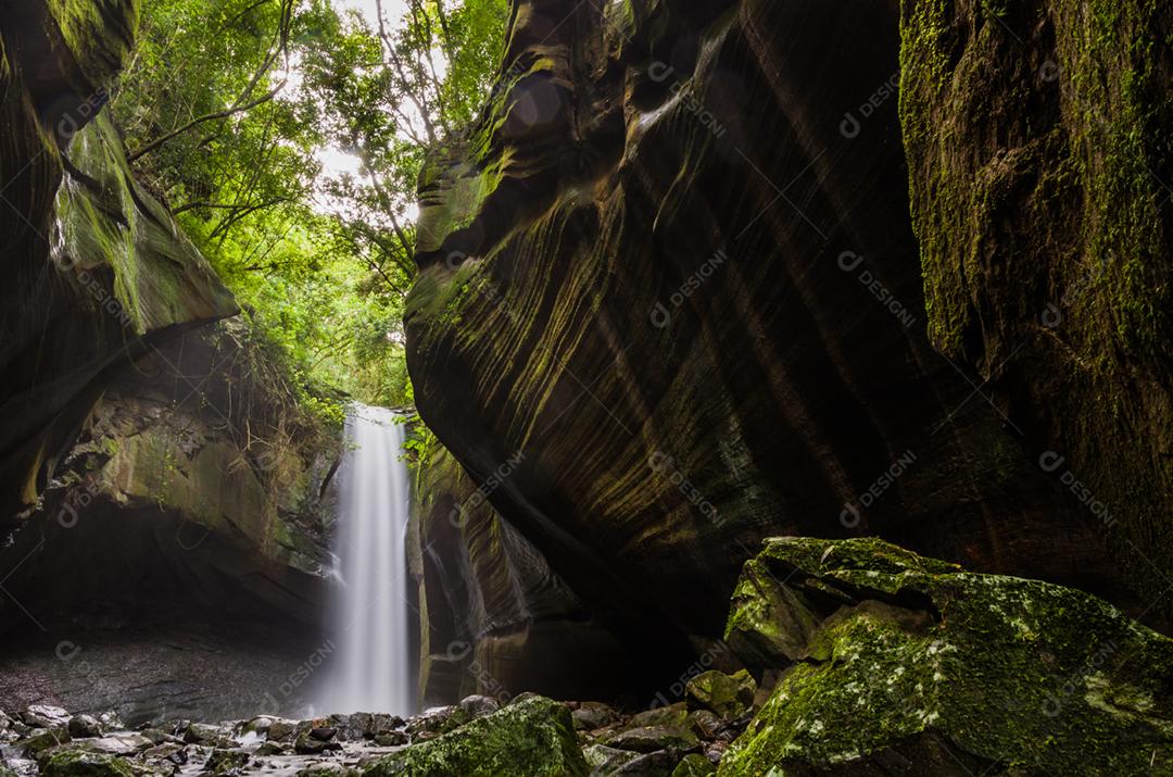 Linda cachoeira em fotografia de longa exposição, conhecida como a cachoeira das andorinhas
