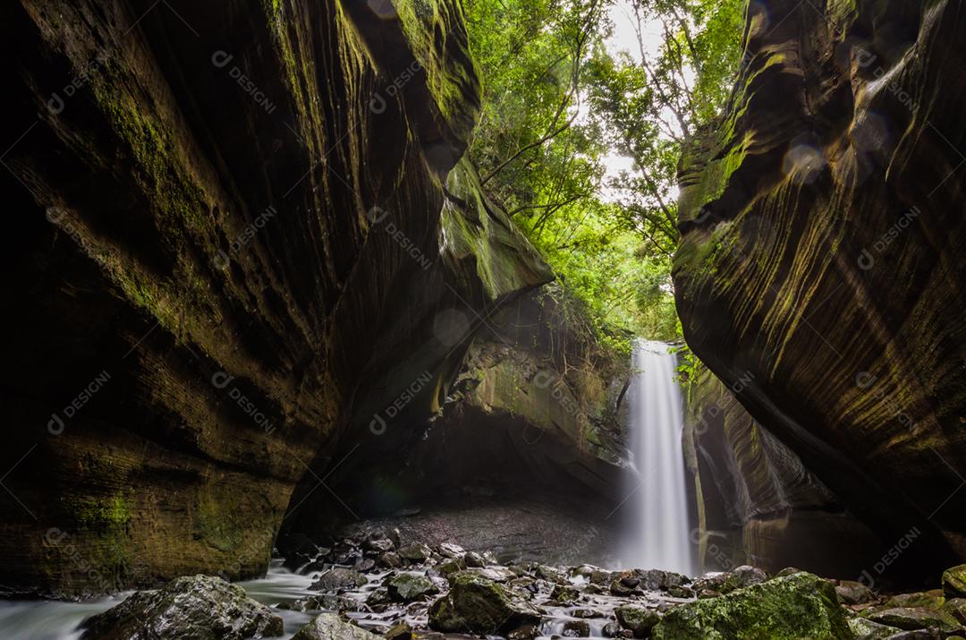 Linda cachoeira em fotografia de longa exposição, conhecida como a cachoeira das andorinhas