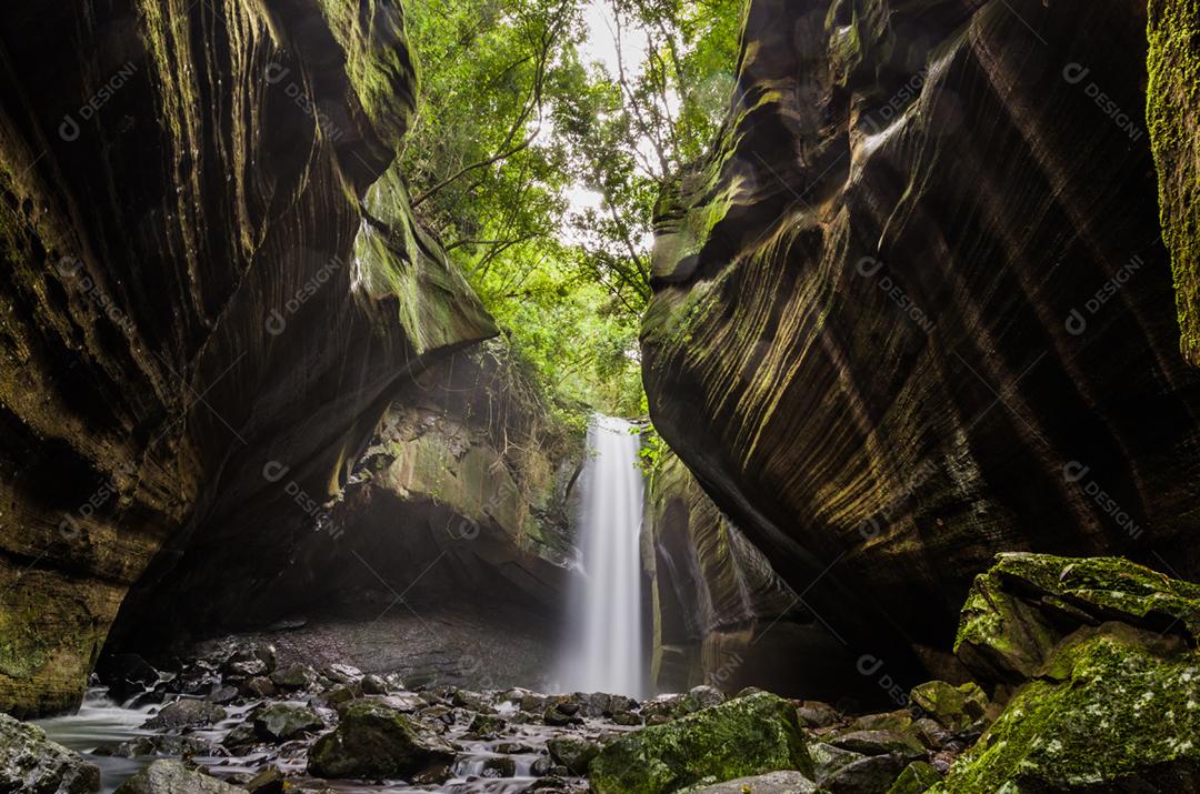 Linda cachoeira em fotografia de longa exposição, conhecida como a cachoeira das andorinhas