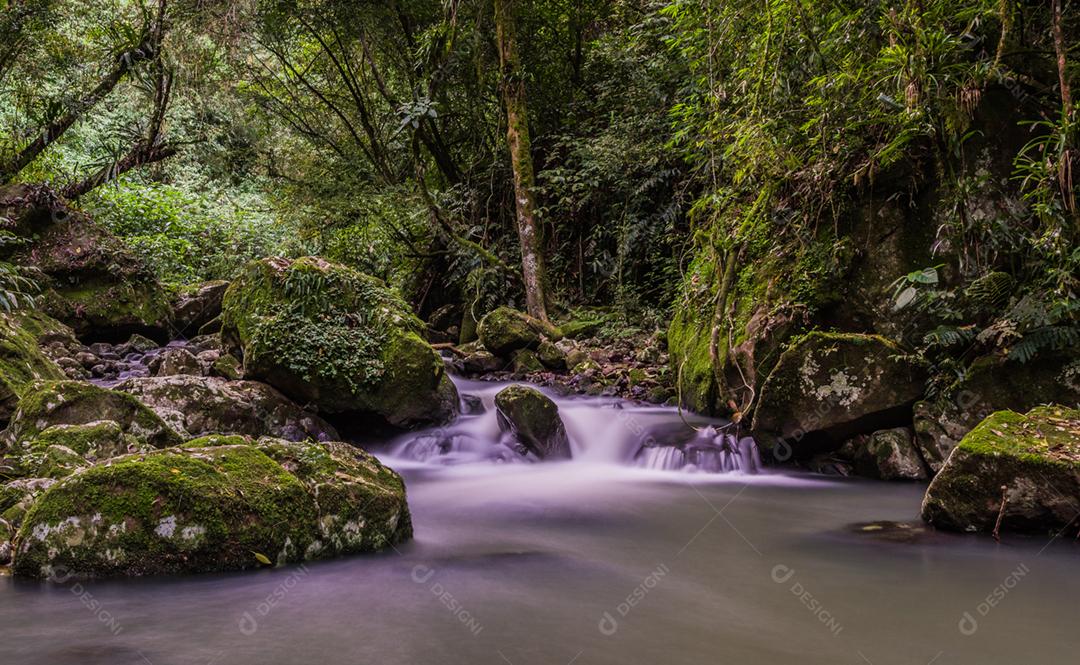 Pequeno fluxo em fotografia de longa exposição, localizado em Rolante, Brasil. Local para trekking e camping.
