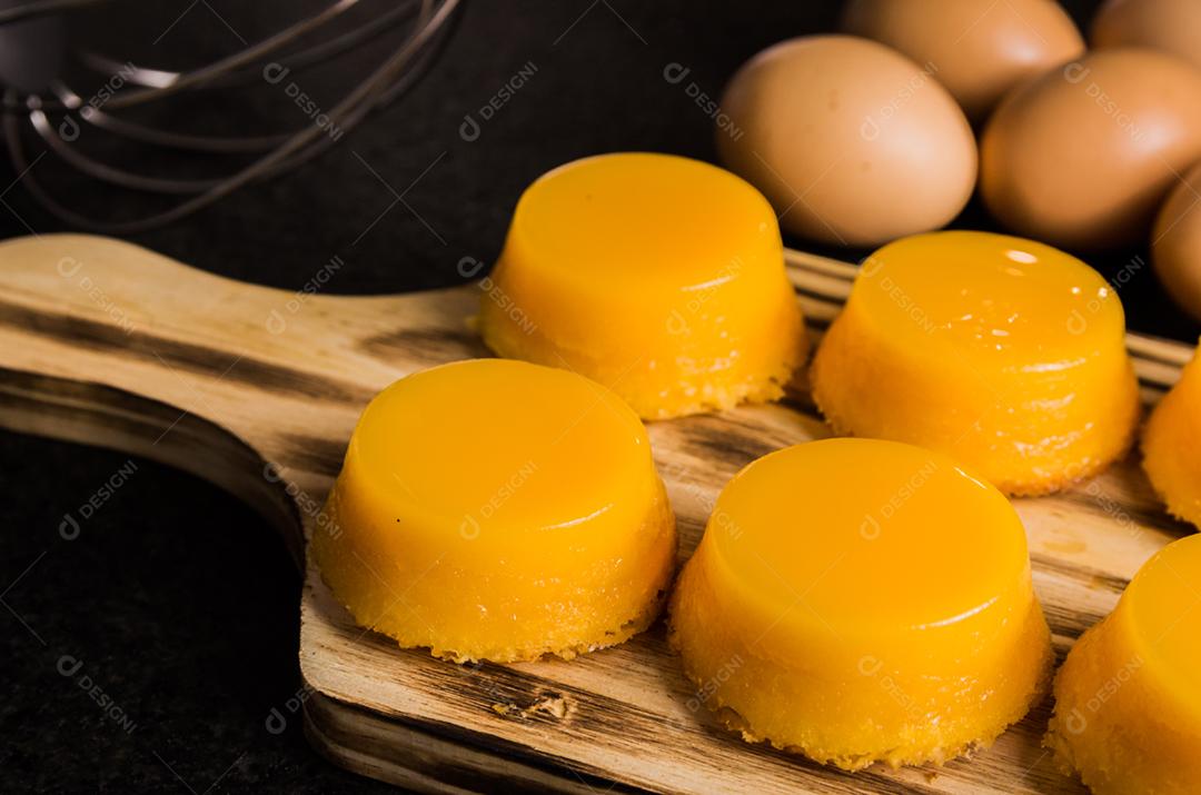 Deliciosos Quindins sobremesa tradicional brasileira feita com gema de ovo, açúcar e coco.