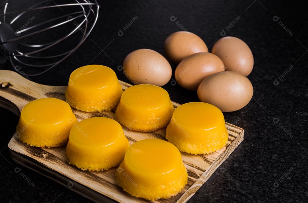 Deliciosos Quindins sobremesa tradicional brasileira feita com gema de ovo, açúcar e coco.