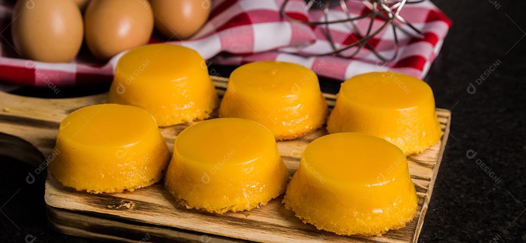 Deliciosos Quindins sobremesa tradicional brasileira feita com gema de ovo, açúcar e coco.