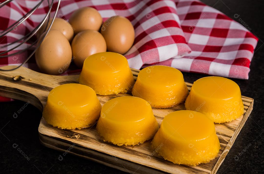 Deliciosos Quindins sobremesa tradicional brasileira feita com gema de ovo, açúcar e coco.