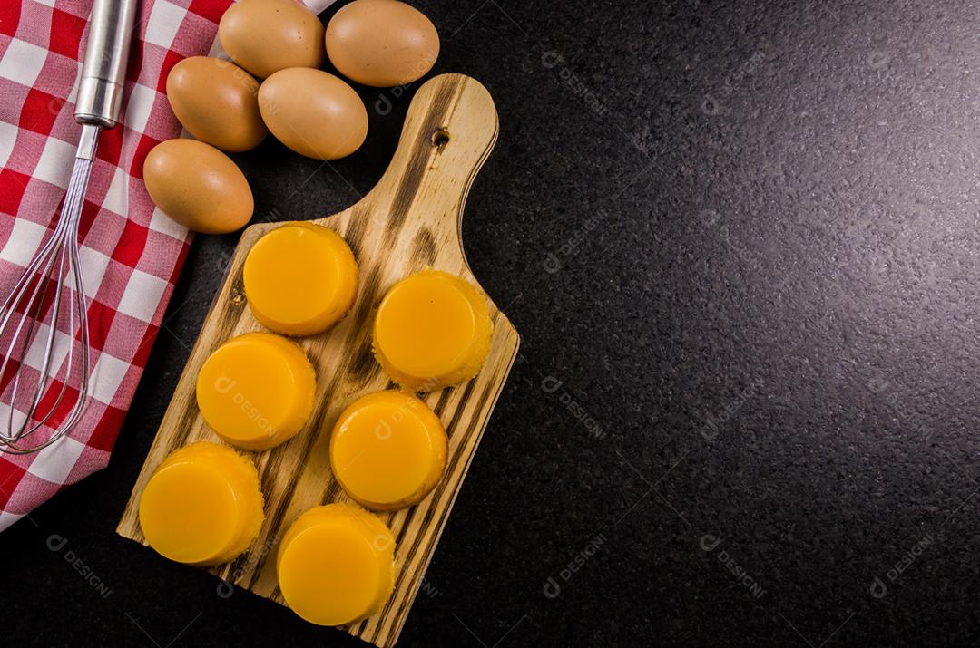 Deliciosos Quindins sobremesa tradicional brasileira feita com gema de ovo, açúcar e coco.