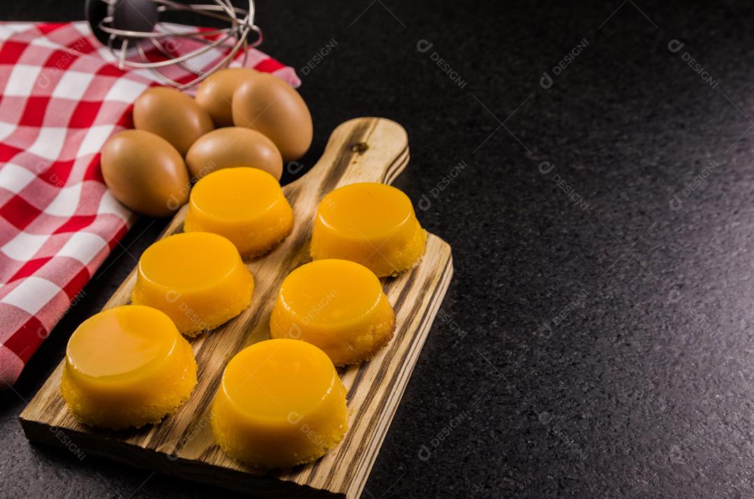 Deliciosos Quindins sobremesa tradicional brasileira feita com gema de ovo, açúcar e coco.