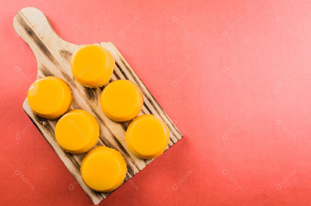 Deliciosos Quindins sobremesa tradicional brasileira feita com gema de ovo, açúcar e coco.