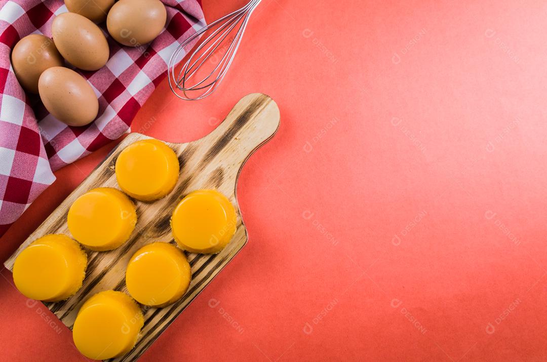 Deliciosos Quindins sobremesa tradicional brasileira feita com gema de ovo, açúcar e coco.