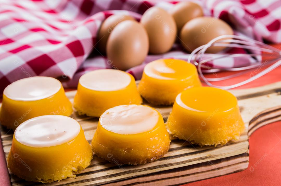 Deliciosos Quindins sobremesa tradicional brasileira feita com gema de ovo, açúcar e coco.