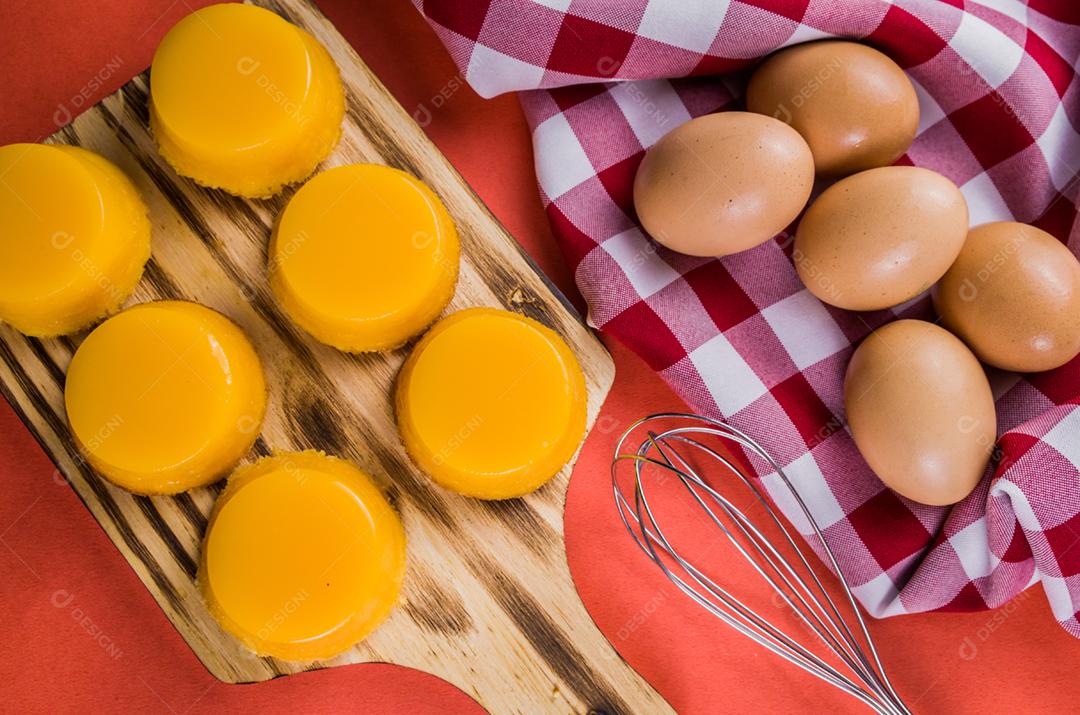Deliciosos Quindins sobremesa tradicional brasileira feita com gema de ovo, açúcar e coco.