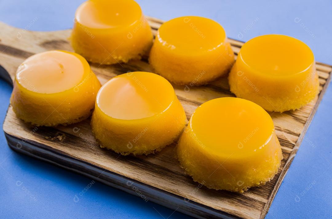 Deliciosos Quindins sobremesa tradicional brasileira feita com gema de ovo, açúcar e coco.