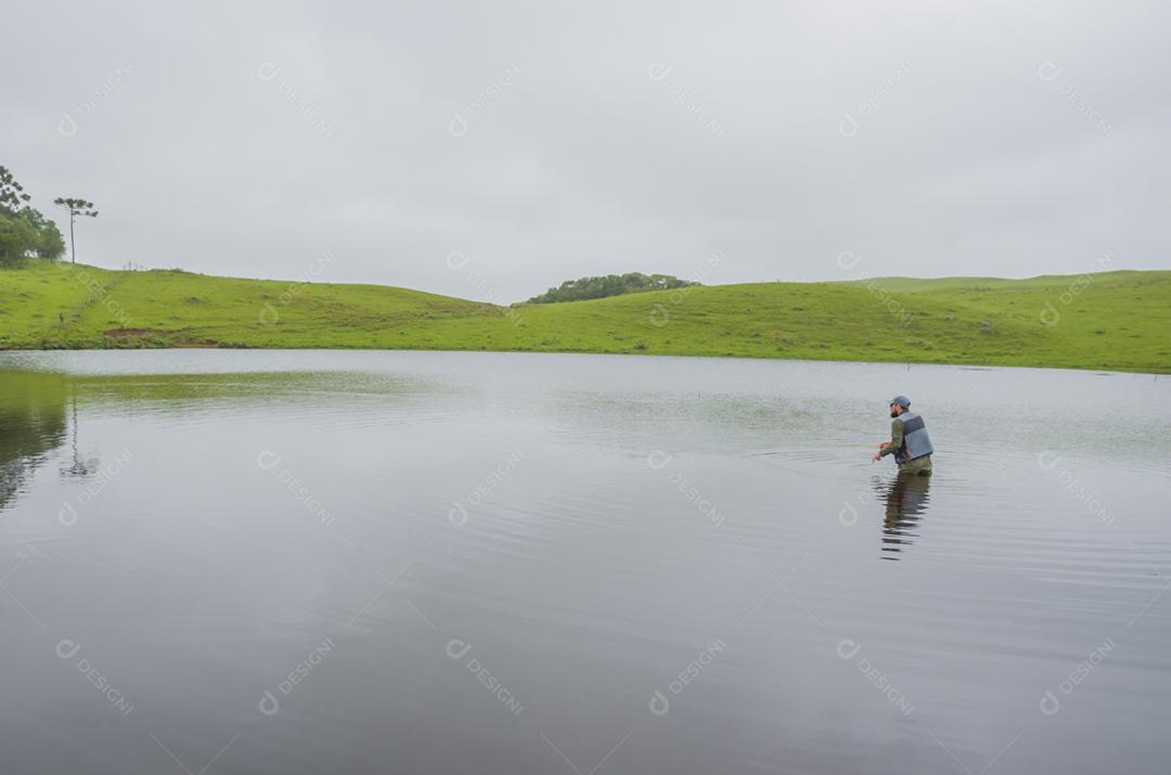 Pescador de black bass pescando com flyfishing