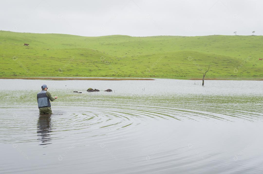 Pescador de black bass pescando com flyfishing