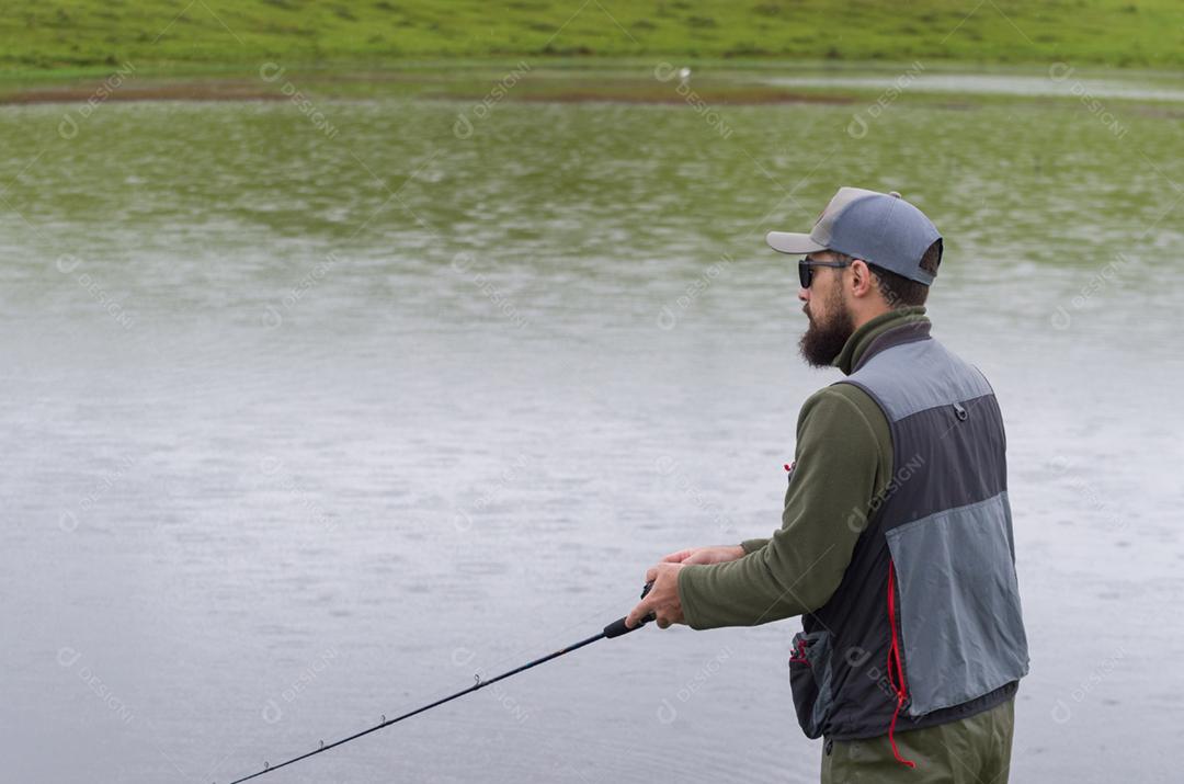 Pescador de black bass pescando dentro do lago