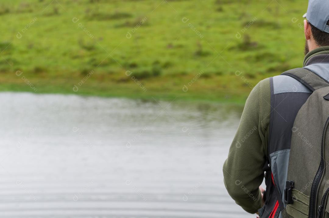 Pescador de black bass pescando dentro do lago