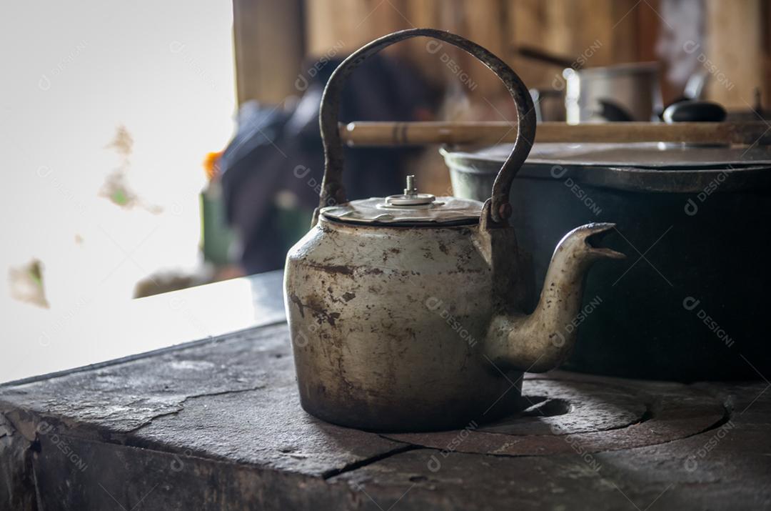 Linda chaleira de aço no fogão a lenha na zona rural