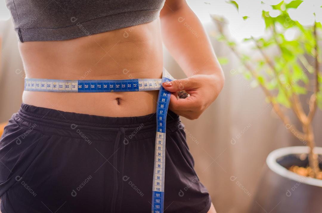 Feche de torso de mulher em forma após o treino. Fêmea com músculos abdominais perfeitos.