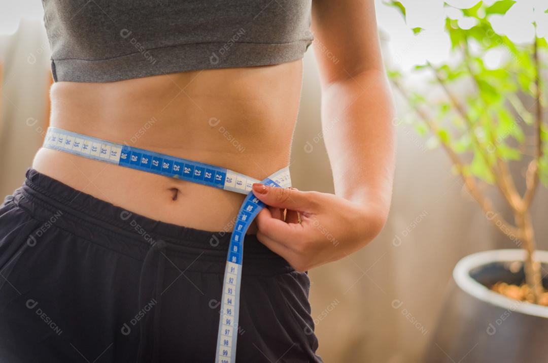 Feche de torso de mulher em forma após o treino. Fêmea com músculos abdominais perfeitos.