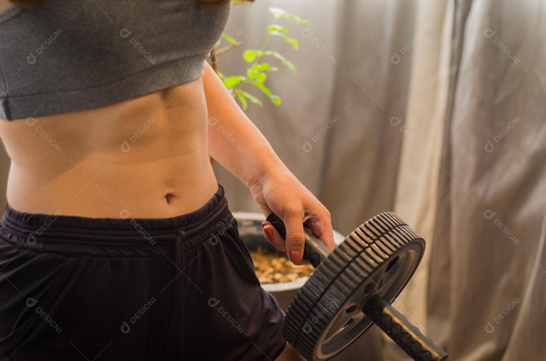 Feche de torso de mulher em forma após o treino. Fêmea com músculos abdominais perfeitos.