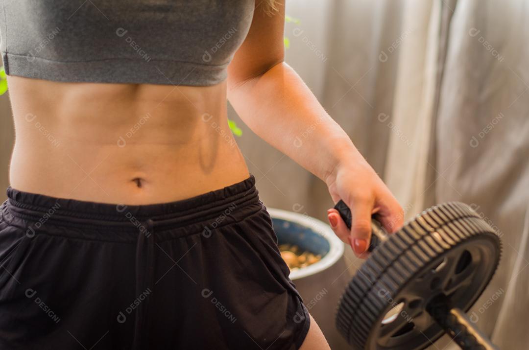 Feche de torso de mulher em forma após o treino. Fêmea com músculos abdominais perfeitos.