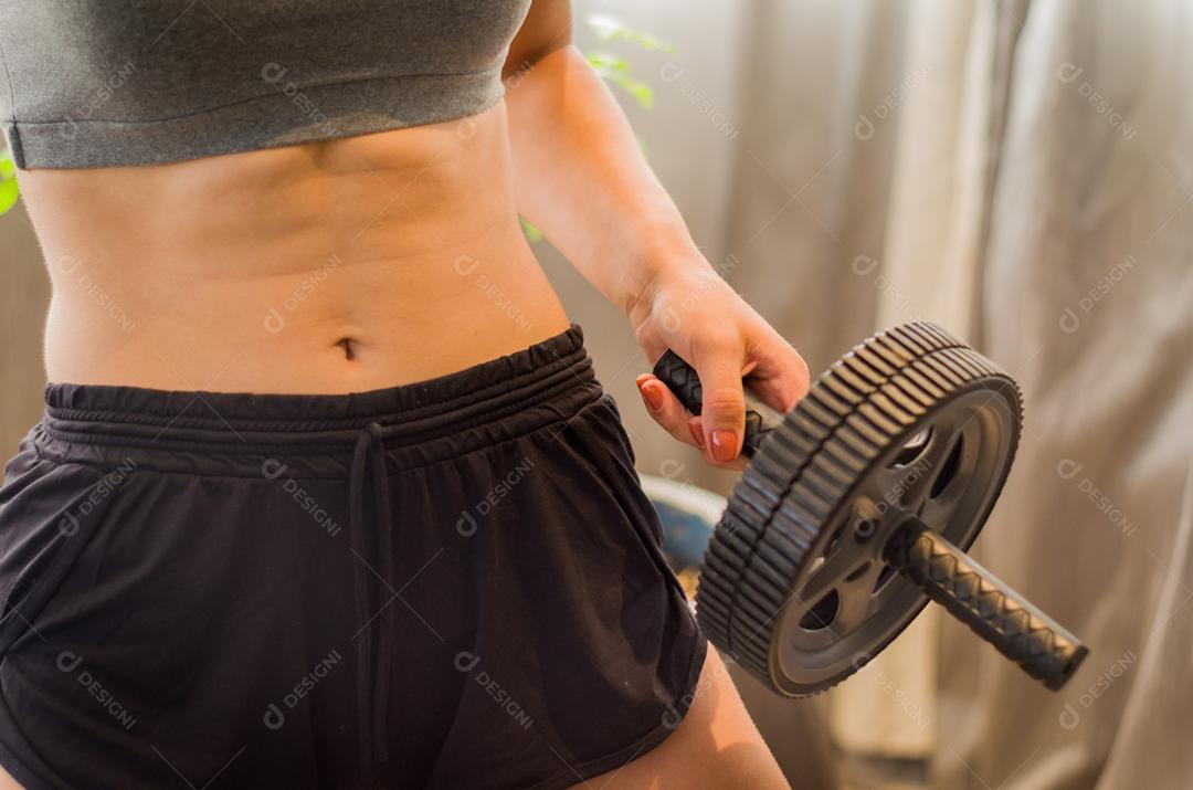 Feche de torso de mulher em forma após o treino. Fêmea com músculos abdominais perfeitos.