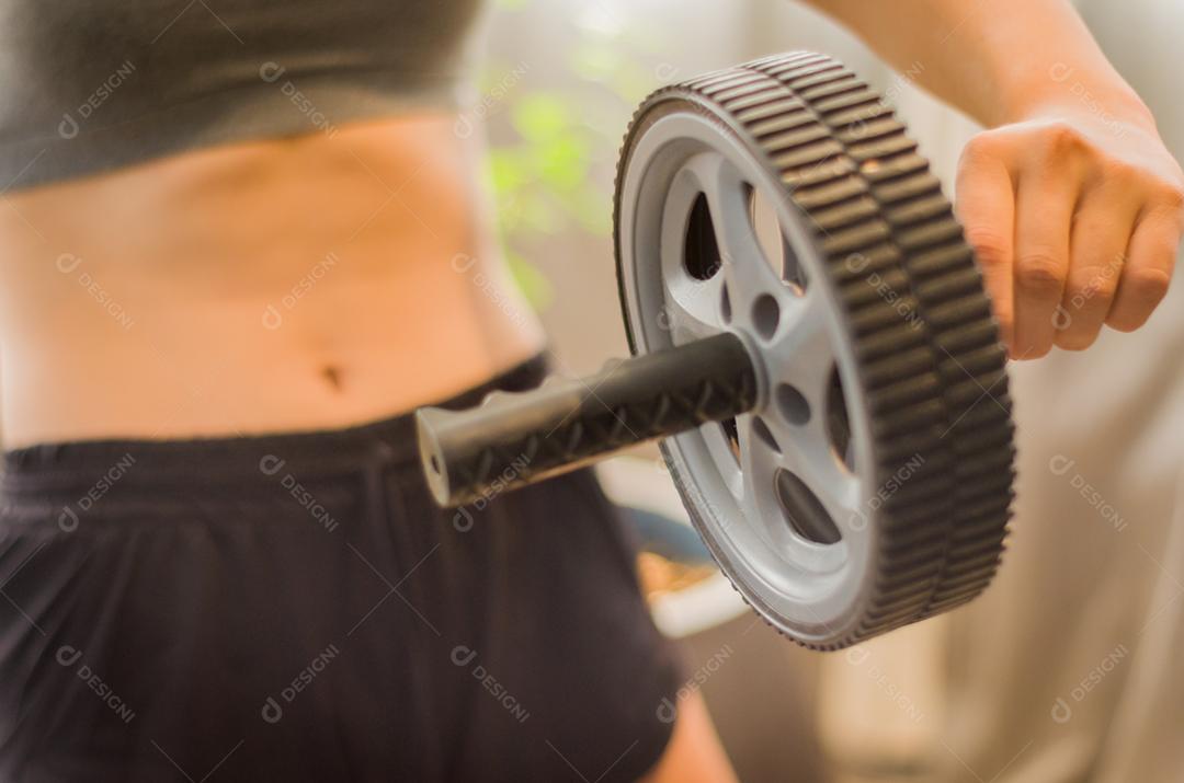 Feche de torso de mulher em forma após o treino. Fêmea com músculos abdominais perfeitos.