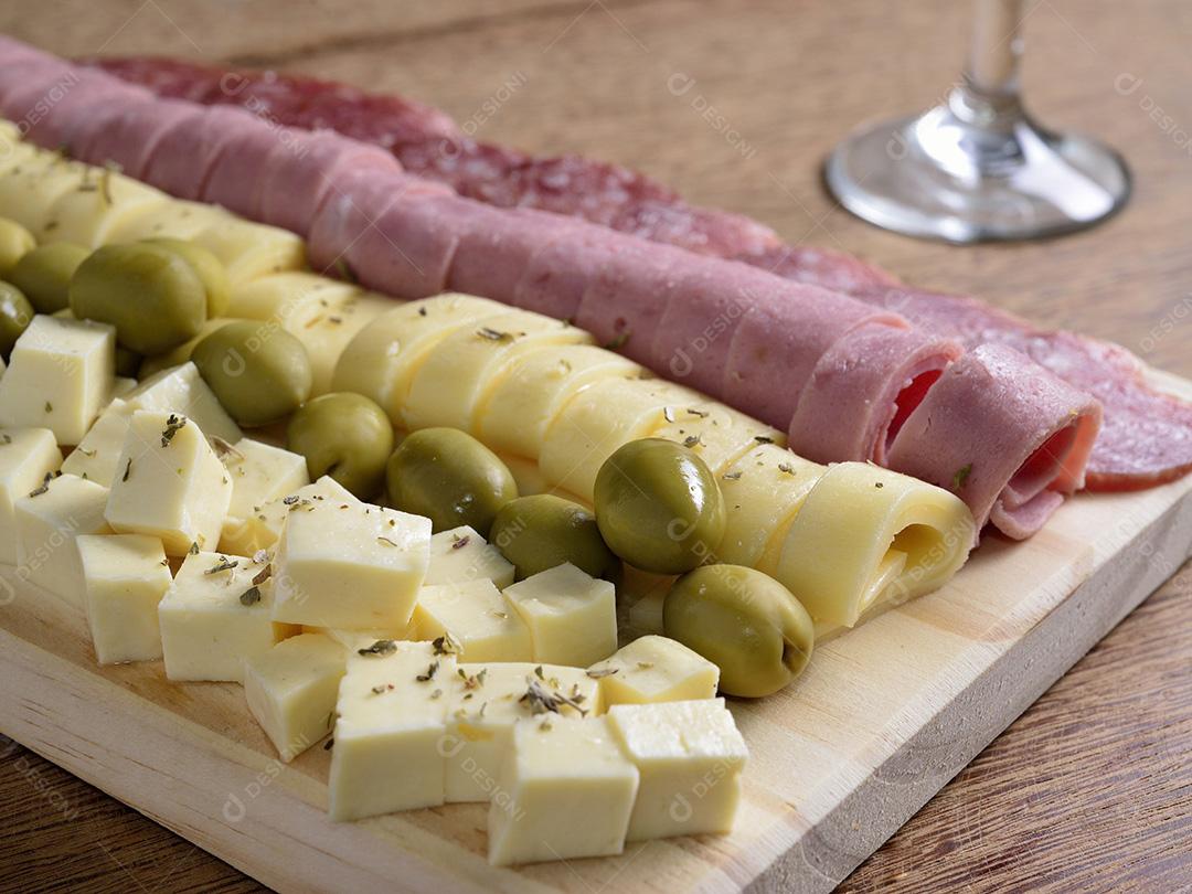 Pequena charcutaria na mesa de madeira.