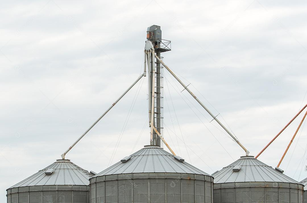 grande terminal de grãos no porto fluvial. Capacidade e armazenamento de grãos. Transporte de produtos agrícolas.