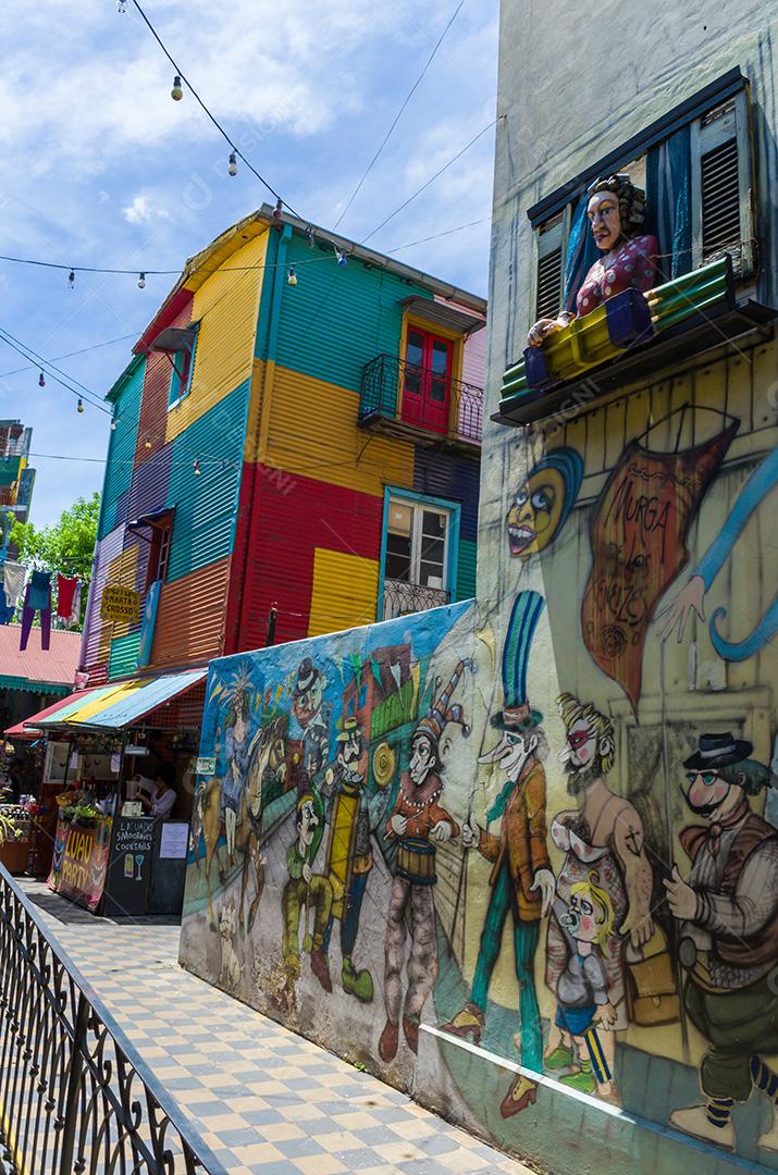 Buenos Aires, Argentina, 28 de dezembro de 2015: Cores brilhantes de Caminito, o colorido museu de rua no bairro de La Boca, em Buenos Aires, Argentina - América do Sul