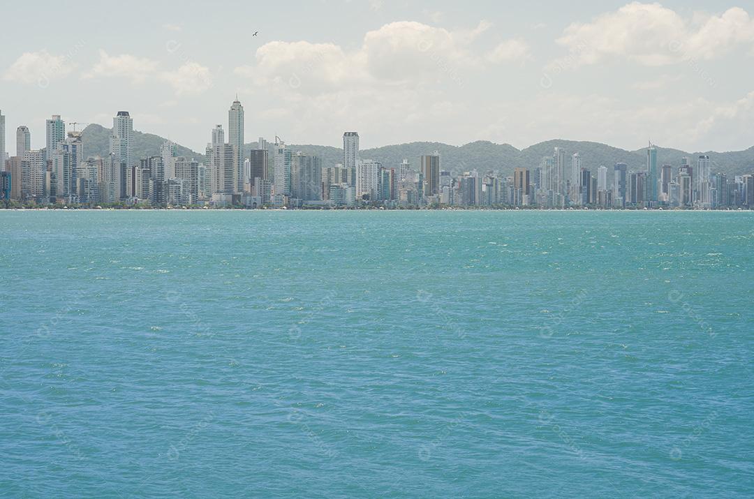 Foto da praia de Camboriú, Santa Catarina, Brasil.