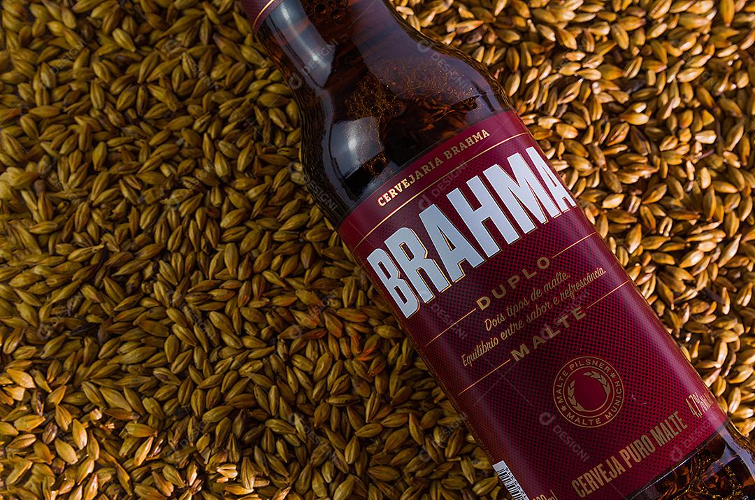 Cerveja brahma garrafa bebida alcoólica com fundo de muitos graos