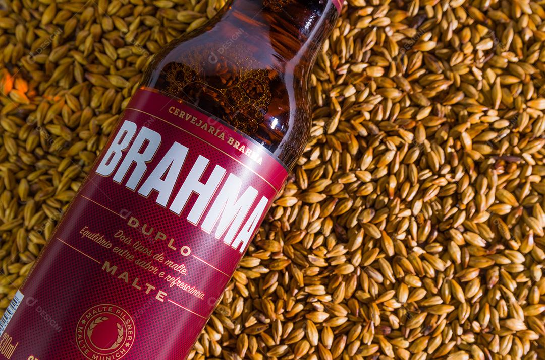 Cerveja brahma garrafa bebida alcoólica com fundo de muitos graos