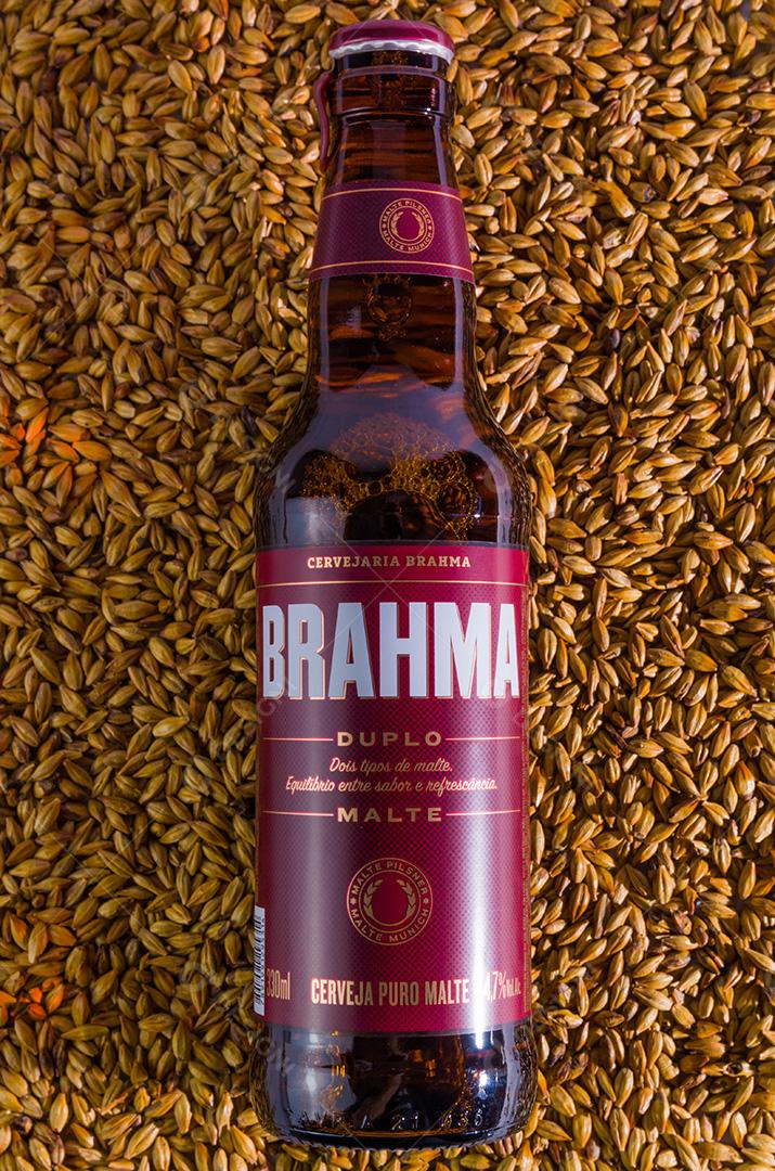 Cerveja brahma garrafa bebida alcoólica com fundo de muitos graos