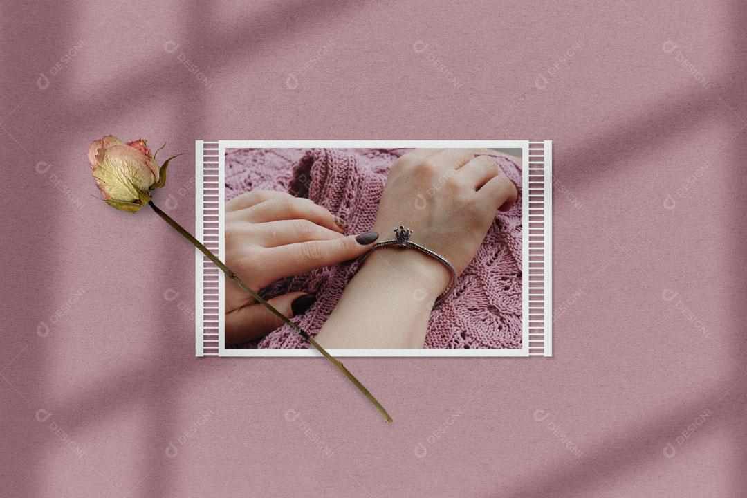 Mockup Quadro De Fotos Branco Com Flor PSD Editável