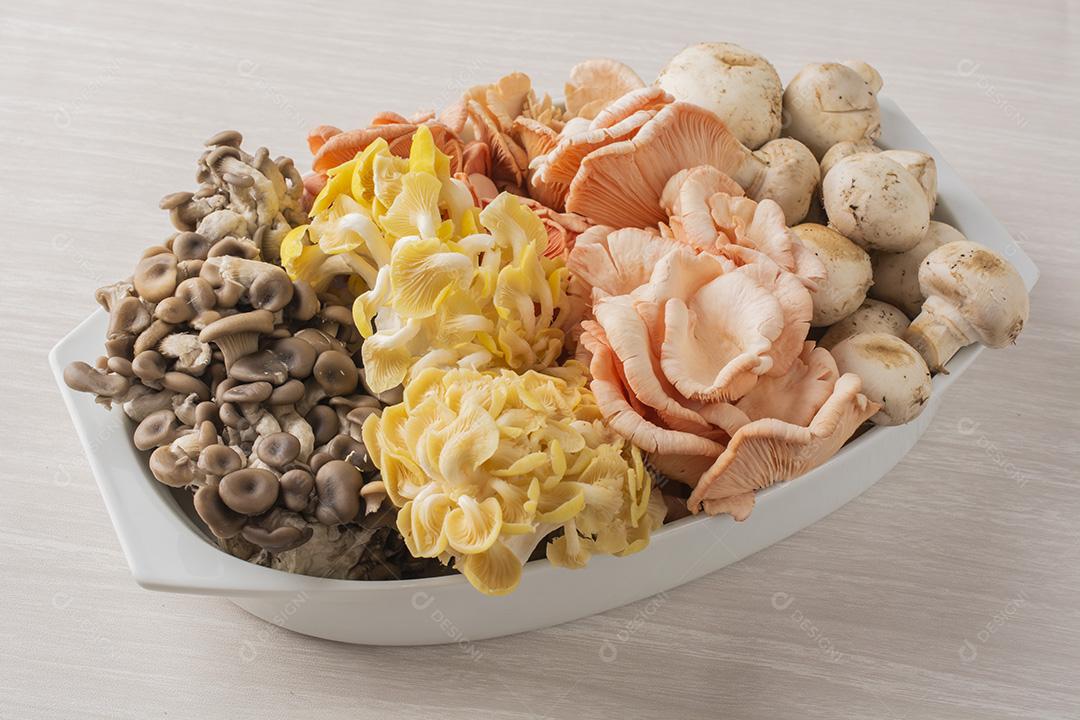 Shimeji, limão, salmão e cogumelos Paris Champignon em uma bandeja.