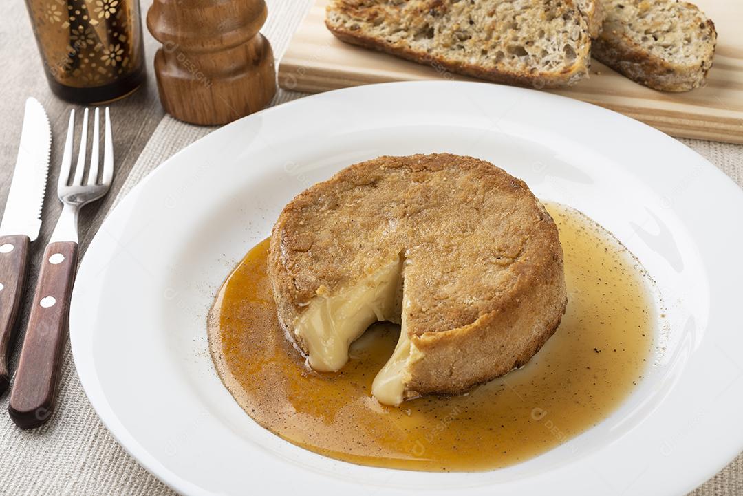 Queijo camembert empanado com mel, pimenta preta e grelhado